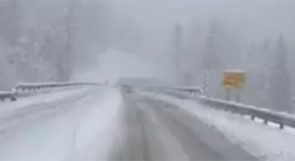 VOZAČI, OPREZ Snijeg otežava saobraćaj na pojedinim dionicama (VIDEO)