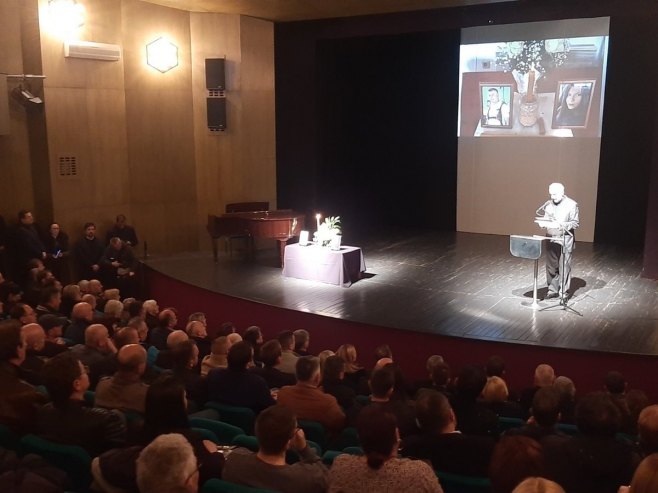 PRIJEDOR ZAVIJEN U CRNO Komemoracija povodom pogibije Ljubiše Aramande i njegove kćerke Andree (FOTO)