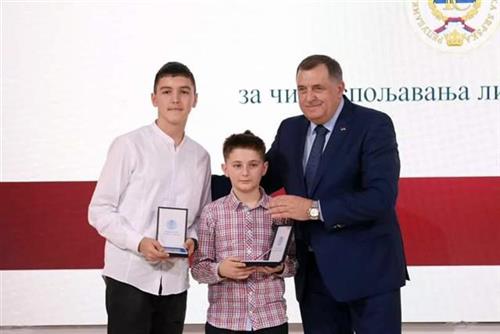 BRAVO! Dodik odlikovao dječake iz Čajniča koji su spasili baku iz rijeke: "Oni su djeca kakvu može samo da rodi Republika Srpska" (FOTO)