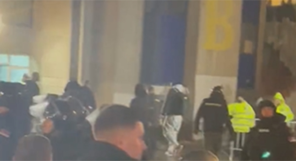 HAOS NA POČETKU Košarkaš Partizana dobio grudvu u glavu (VIDEO)