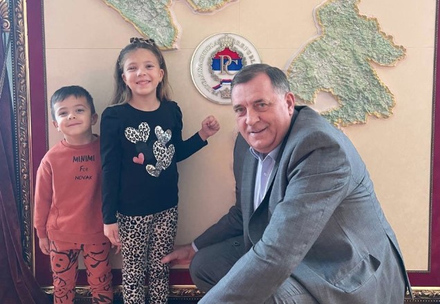 PREDSJEDNIK SRPSKE I PONOSNI DJED Dodik prvi radni dan u novoj godini započeo sa unucima (FOTO)