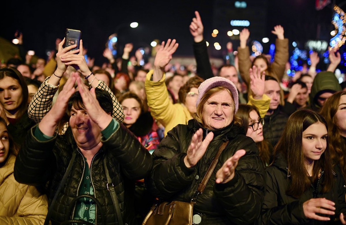 DOČEK NOVE GODINE U BANJALUCI Trg Krajine bio prepun, uz vatromet ispraćena stara godina (FOTO)