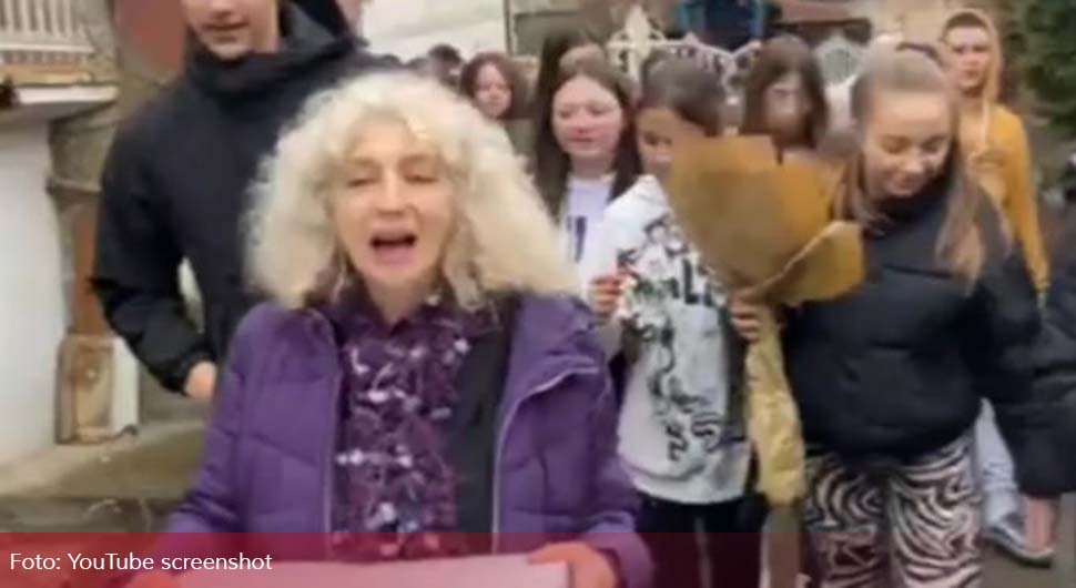 "OVO JE MOJA ŽIVOTNA NAGRADA" Nakon 40 godina predanog rada, učenici nastavnicu u penziju ispratili na spektakularan način (VIDEO)