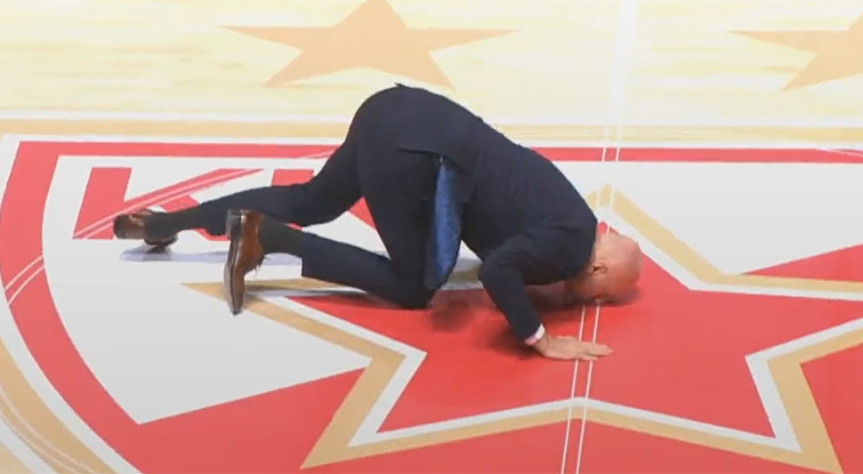 PRED PUNIM "PIONIROM" Obradović kleknuo i poljubio Zvezdin grb, navijači ga dočekali kao legendu (VIDEO)
