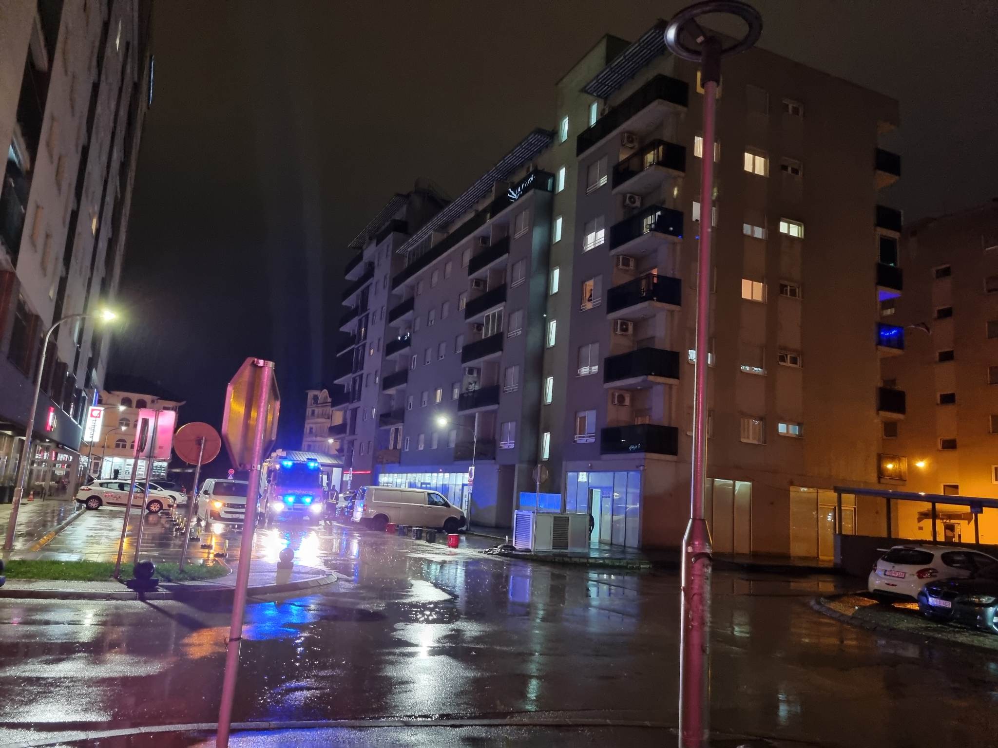 POŽAR U STANU U NOVOJ VAROŠI Roditelji sa dvoje djece istrčali iz zgrade, vatrogasci sanirali štetu (FOTO/VIDEO)