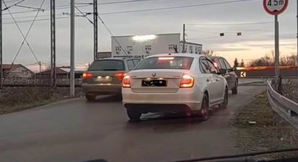 AUTOM PROŠAO KROZ ZATVOREN PRUŽNI PRELAZ Nestrpljivi vozač potezom ugrozio nekoliko života (VIDEO)