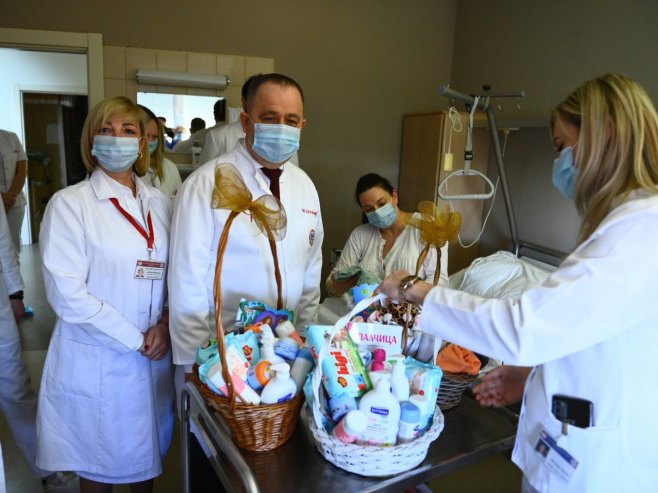 POKLONI ZA MALU HRISTINU I NJENU MAJKU Prva beba u Bijeljini rođena na Božić