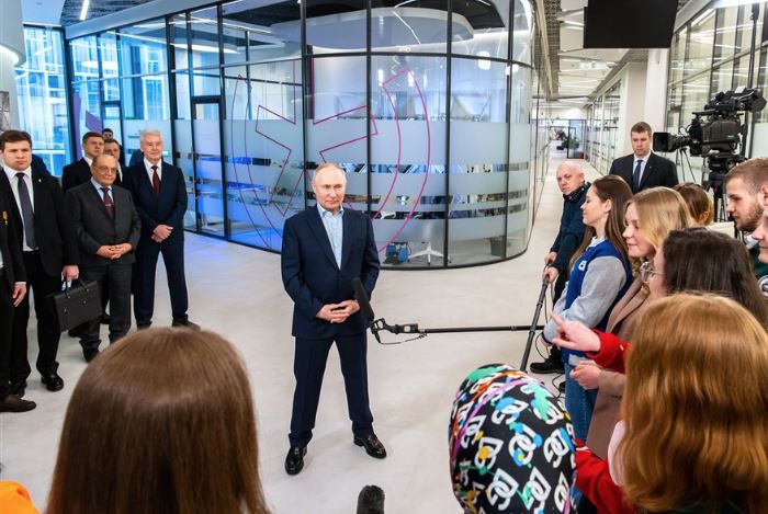 Putin pozirao u cipelama sa višom potpeticom (FOTO)