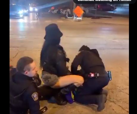 INCIDENT! TUČA S NAVIJAČIMA ŠOKANTNO ZAVRŠILA: Žena digla suknju i zatresla STRAŽNJICOM zaštitaru pred nosom (VIDEO)