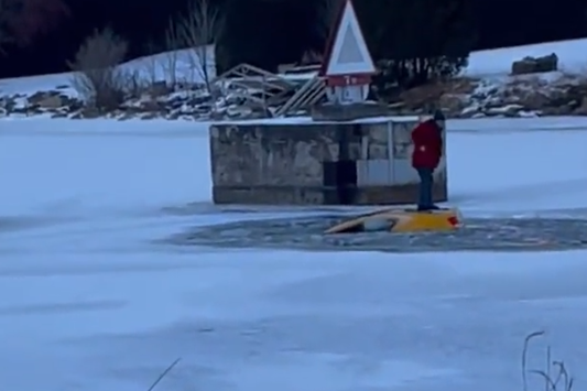 SVE ZA DOBAR SELFI Žena se popela na vrh automobila koji je tonuo u rijeku kako bi se uslikala (VIDEO)