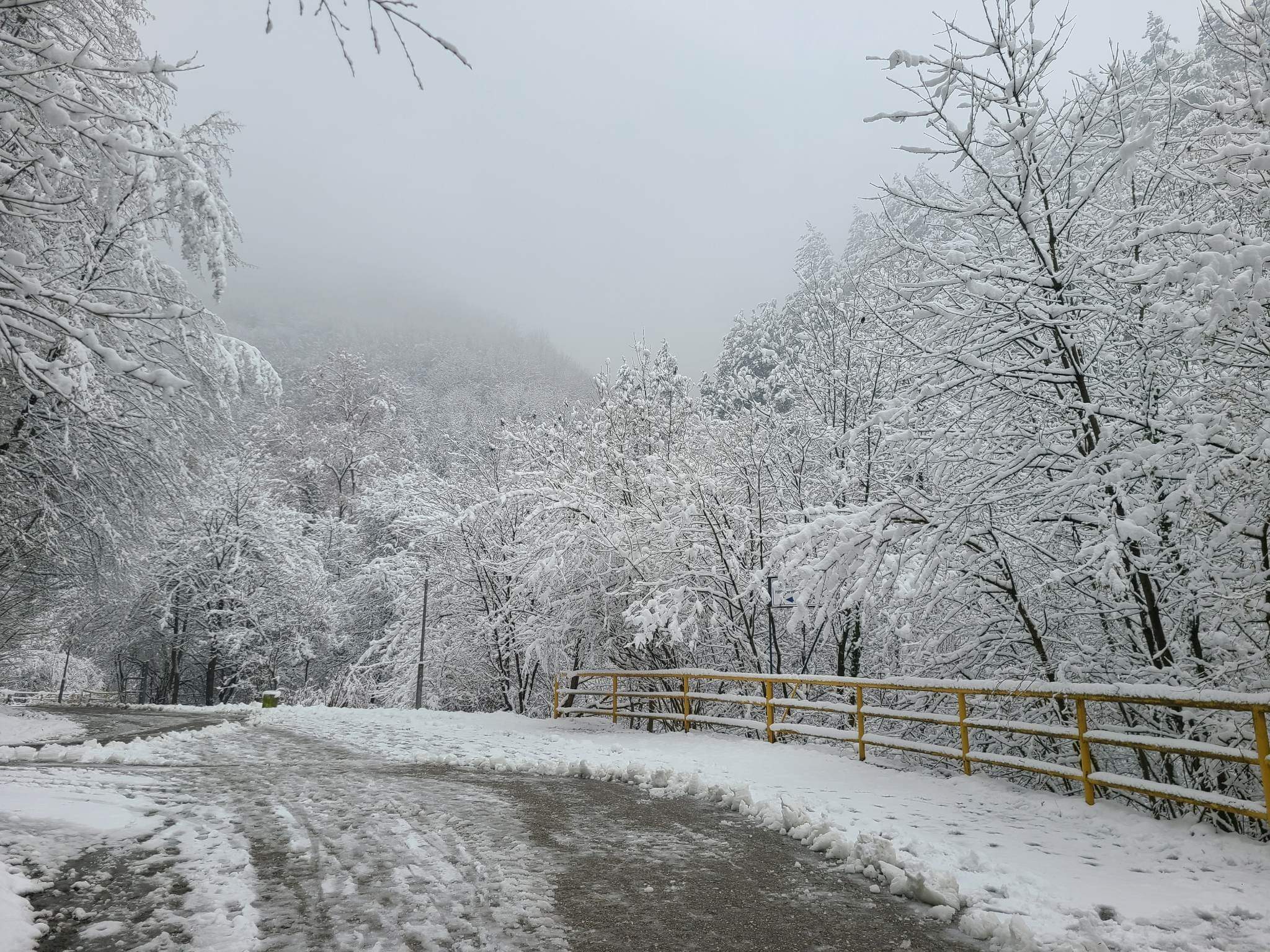 SNIJEG NE PRESTAJE PADATI Škole u Livanjskom kantonu prelaze na onlajn nastavu