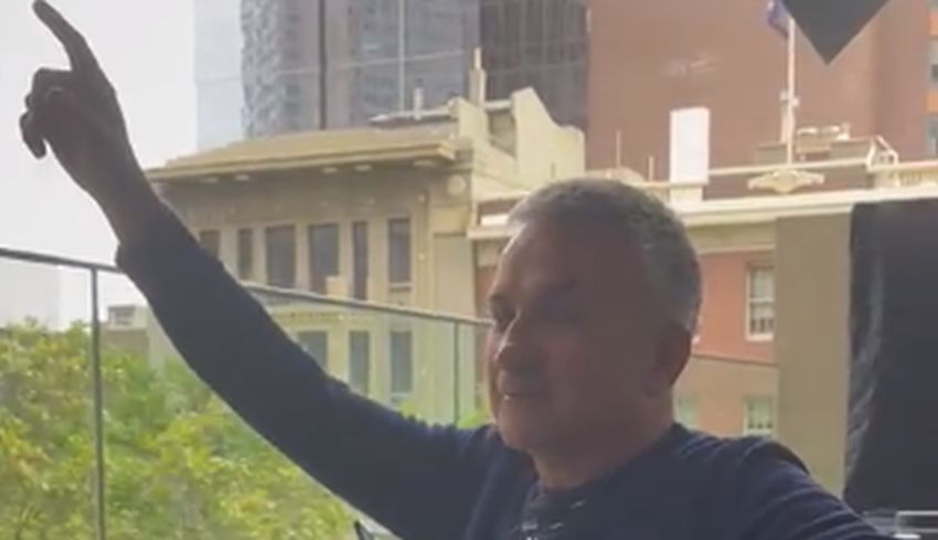 "KOSI TATA, KOSIM JA" Srđan Đoković Novakovu pobjedu proslavio uz viski i stari hit (VIDEO)