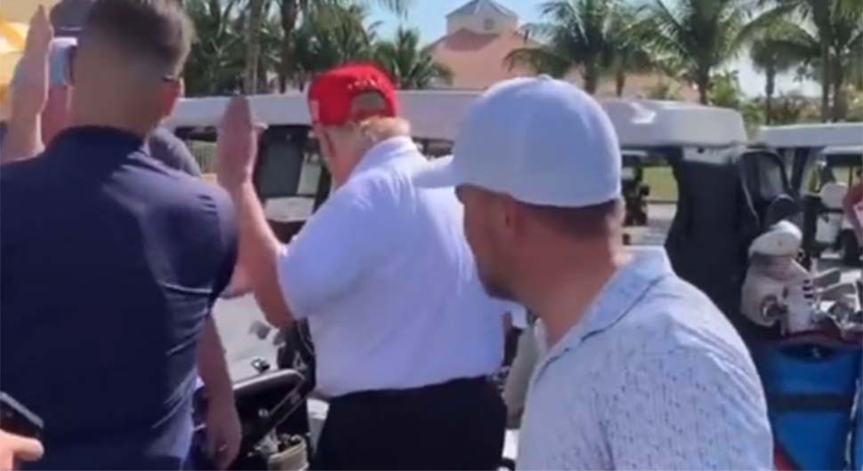 "BEZ DIRANJA" Donald Tramp nespretno izbjegao da nabaci "pet" obožavaocu (VIDEO)