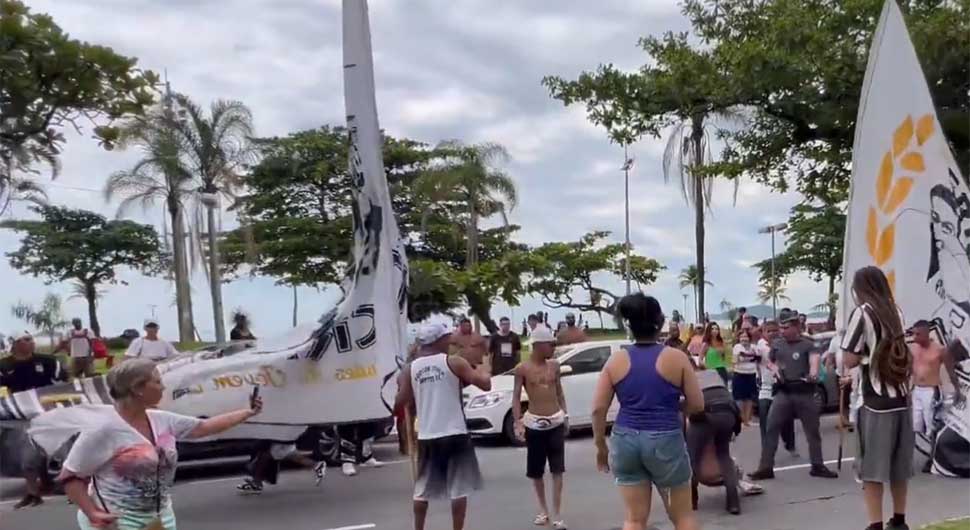 NAVIJAČI NAPRAVILI SKANDAL Tuča na sahrani legendarnog Pelea (VIDEO)