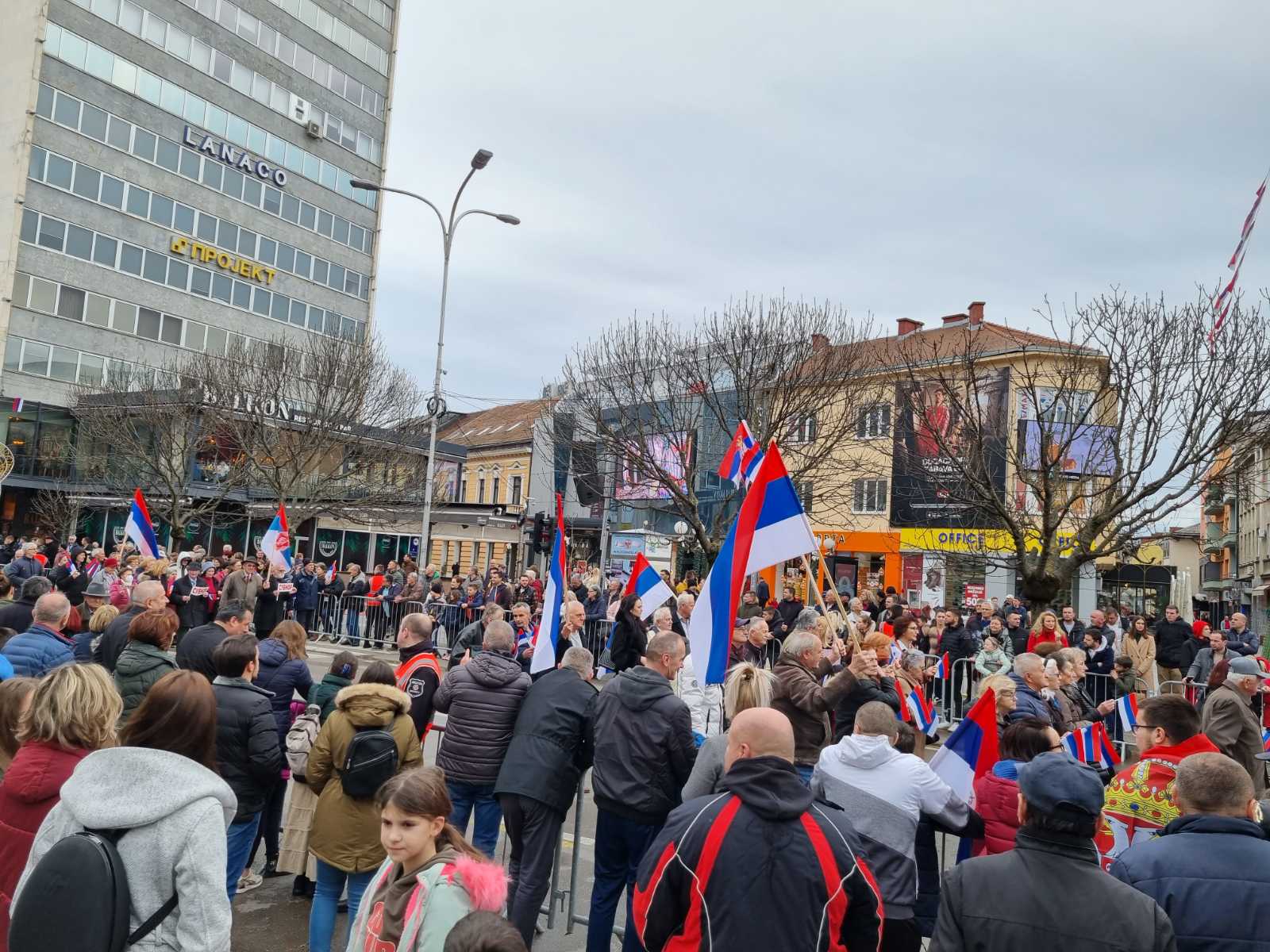 BANJALUKOM SE VIJU TROBOJKE Povorka "Hoda časti" stigla do Trga Kajine, intonirana himna Republike Srpske (FOTO/VIDEO)