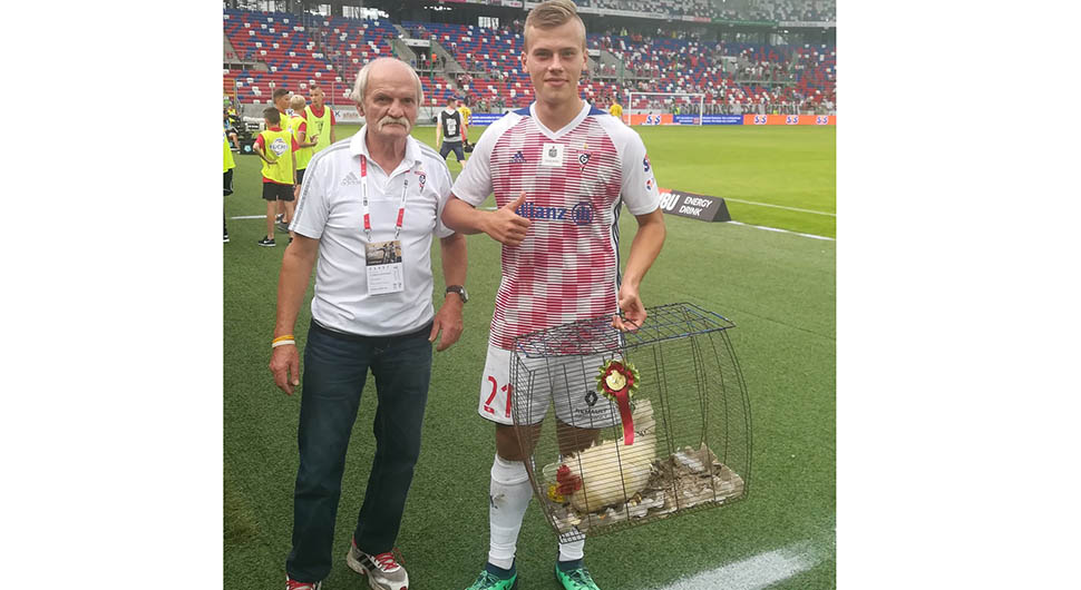 NESVAKIDAŠNJA PRIZNANJA U FUDBALU Igrač utakmice za nagradu dobio živu kokoš