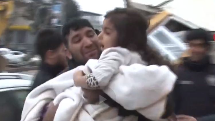 NJEN SUSRET S OCEM ĆE VAS RASPLAKATI Ajse (5) izvučena iz ruševina nakon sedam sati (VIDEO)