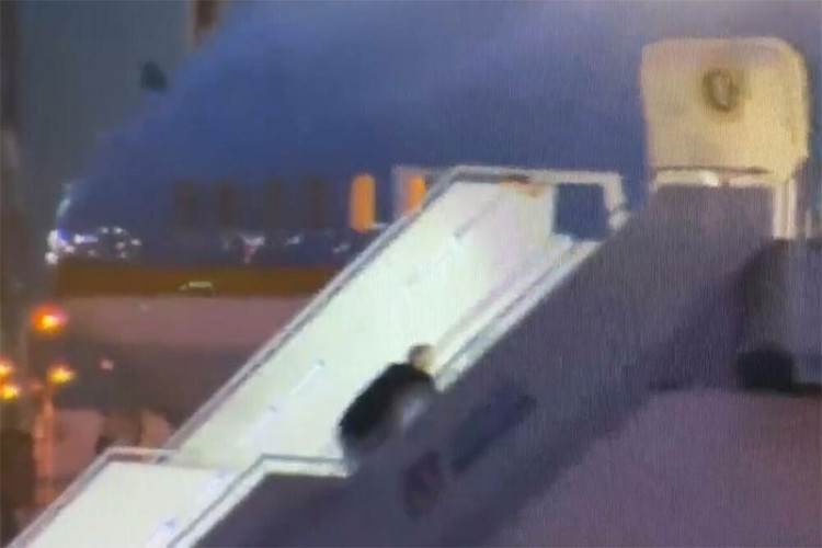 BAJDEN OPET ŠOKIRAO PLANETU, VIDEO "GORI" Ulazio u predsjednički avion, a onda je sve pošlo po zlu