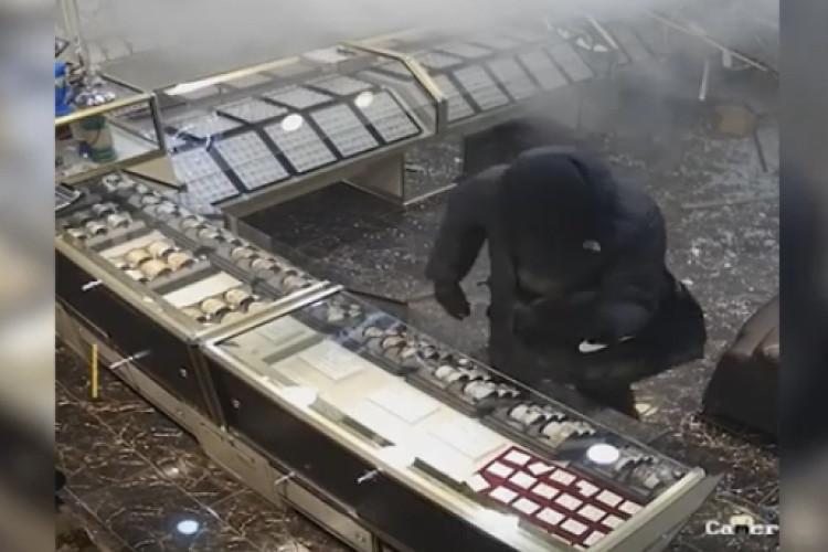 KAO SCENA IZ FILMA Objavljen snimak pljačke nakita vrijednog 300.000 funti