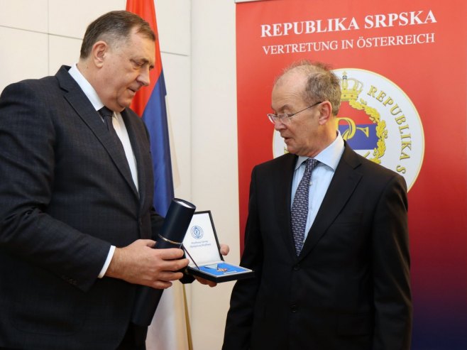 PRIJATELJ SRPSKE I NAŠEG NARODA Dodik uručio Orden profesoru Peteru Frigu (FOTO)