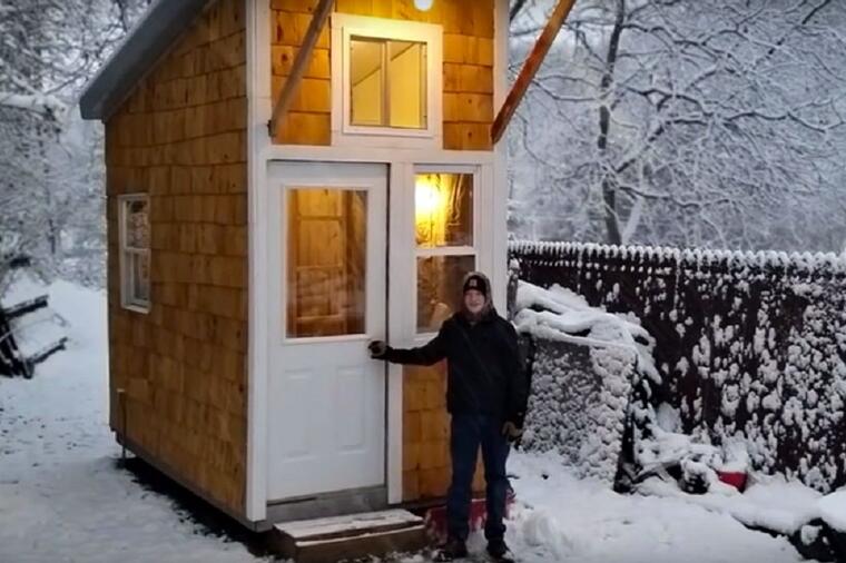 SVI SU MU SE SMIJALI ŠTO ŽIVI U KUĆICI OD 8 KVADRATA! Kada su vidjeli kako izgleda unutra, posramili su se (VIDEO)