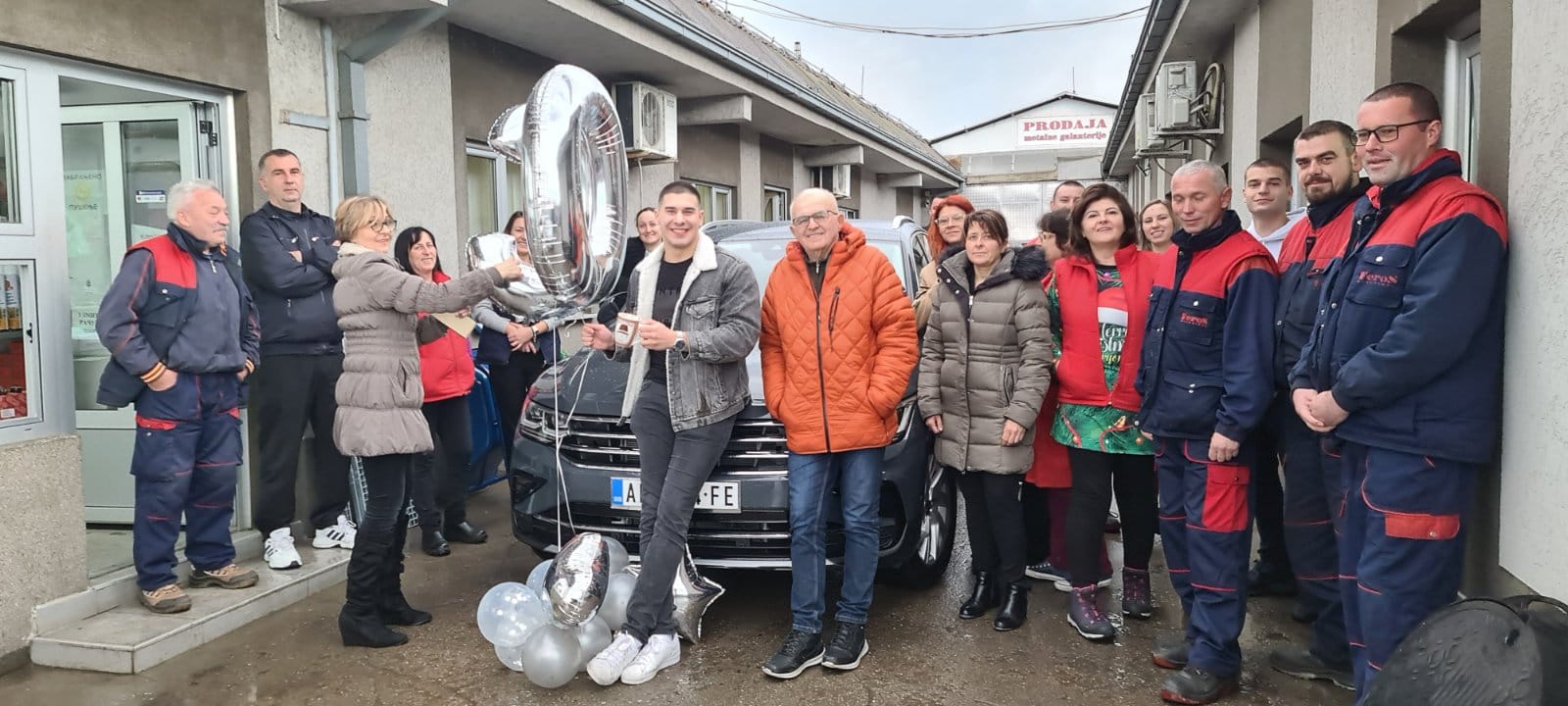 SINIŠA ĆE OVAJ POKLON PAMTITI DUGO Radnici kupili gazdi auto za 30 godina poslovanja