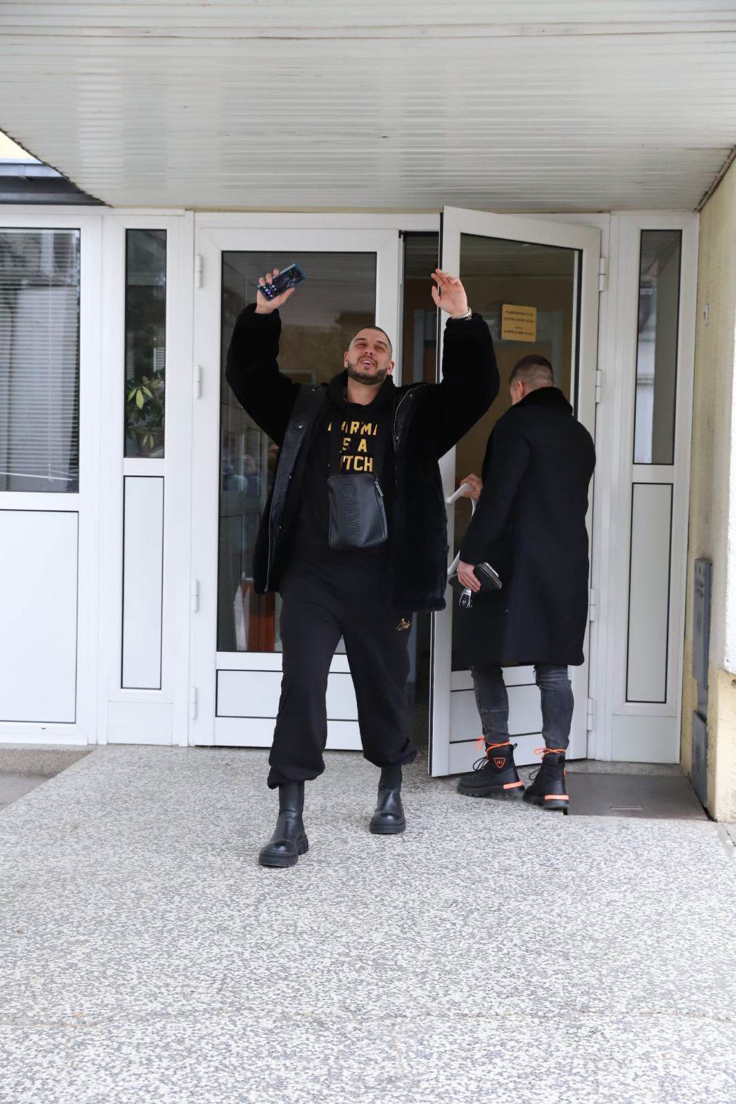ŽENI SE PONOVO VEĆ VEČERAS?! Danas se konačno razvodi Dejan Dragojević, na sud došao u trenerci