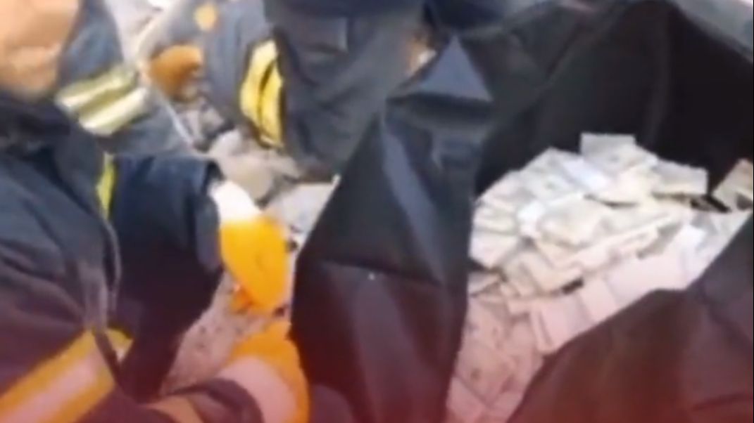 TRAŽE SE VLASNICI Spasioci u ruševinama našli torbu s dva miliona dolara (VIDEO)