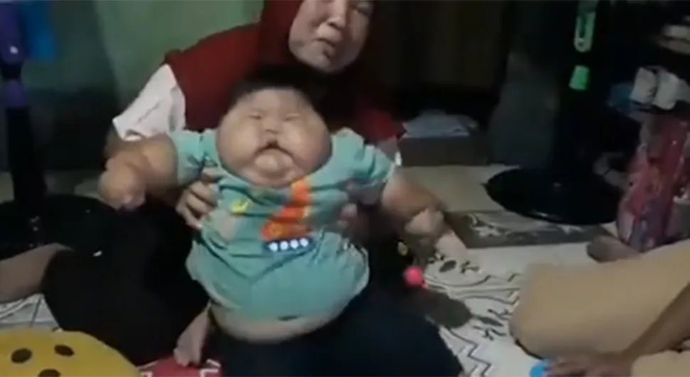 DA LI MOŽE MORBIDNIJE?! Beba od 16 mjeseci teži čak 28 kilograma - nosi očevu odjeću (VIDEO)
