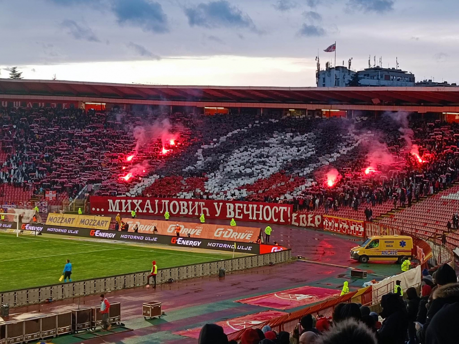 DA SE NAJEŽIŠ! MARAKANA SE OPROSTILA OD MIHE: Spektakl i performans na terenu - Djeca, mušema sa Sinišinim likom i emotivna poruka iz Zvezde (FOTO/VIDEO)