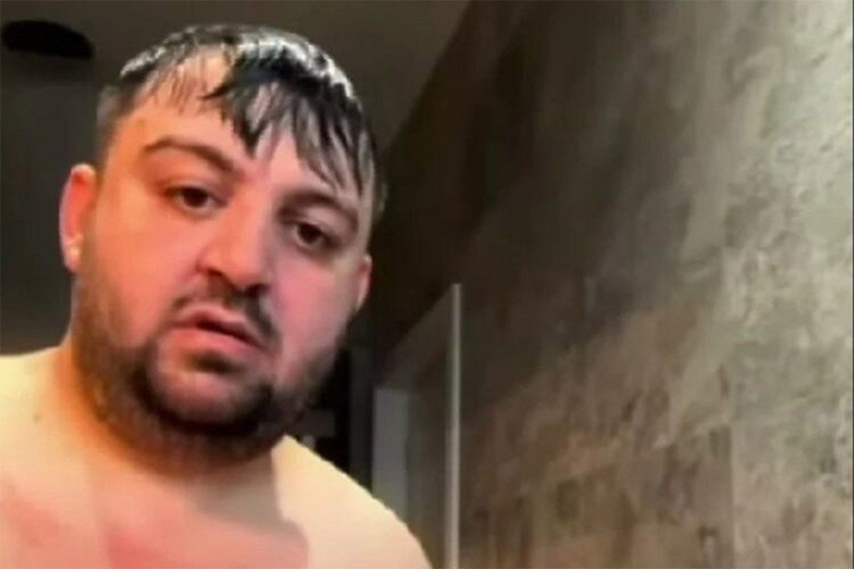 "TEHNOLOGIJA ME IZIGRAVA" Političar se pojavio nag na onlajn sastanku (FOTO)