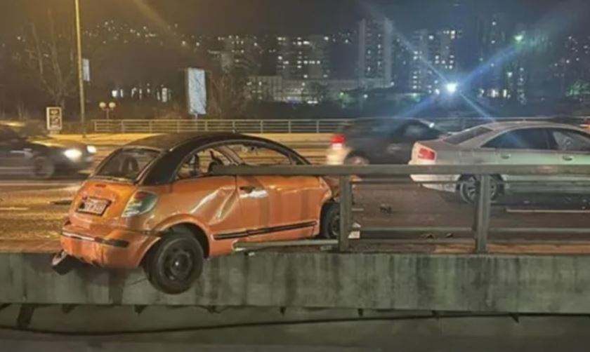 SREĆA U NESREĆI! SPASILA GA OGRADA: Vozač sa automobilom zamalo pao sa mosta (VIDEO)