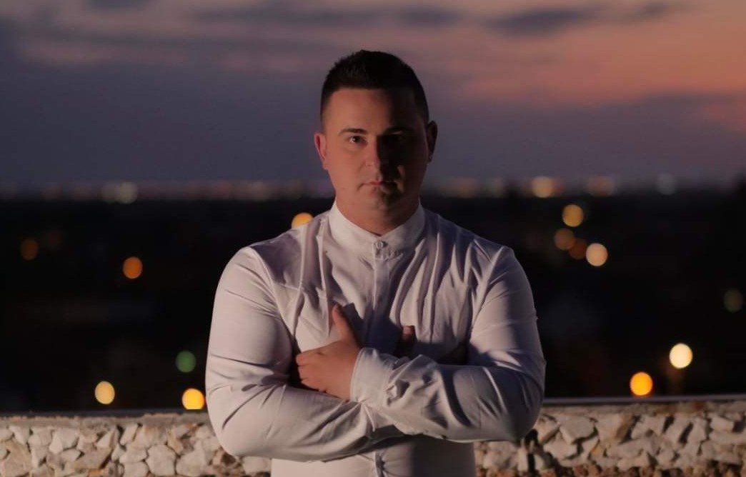ADNAN BABAJIĆ SE VRAĆA U VELIKOM STILU Izdao novu pjesmu "Sve dok dišem", predstaviće je i u BiH (VIDEO)