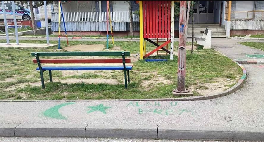 GRAĐANI UZNEMIRENI ZBOG RATNOG POKLIČA Grafit "Alahu ekber“ osvanuo u Banjaluci (FOTO)