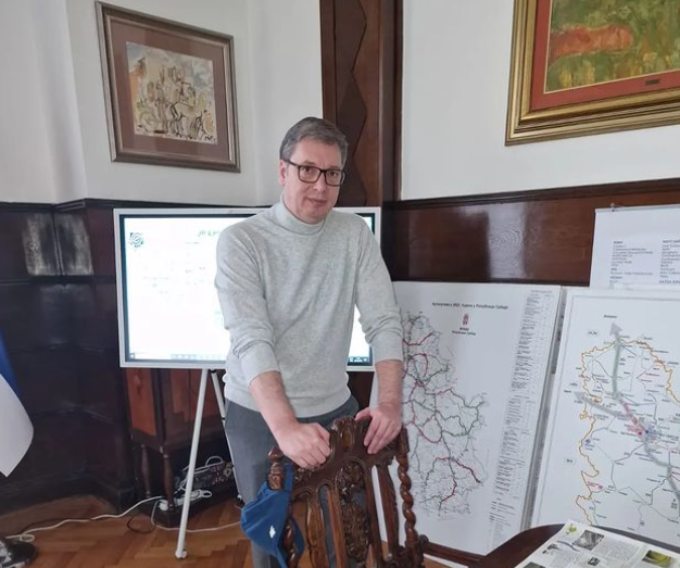 "ODOH NA PETO UMIVANJE OD JUTROS..." Vučić u neobičnom izdanju u Predsjedništvu: Kad se pravite da niste umorni, a već za deset minuta imate nove obaveze