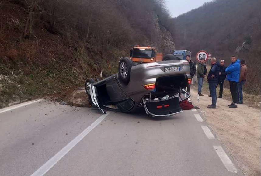 DETALJI NEZGODE KOD MRKONJIĆ GRADA Supružnici se prevrnuli u autu, žena teško povrijeđena