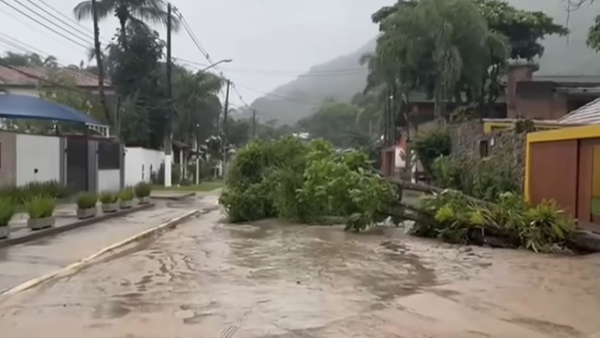"POKUŠAVAMO DA SPASIMO LJUDE" ČITAVA NASELJA POD VODOM: Desetine mrtvih u poplavama i klizištima u Brazilu (VIDEO)