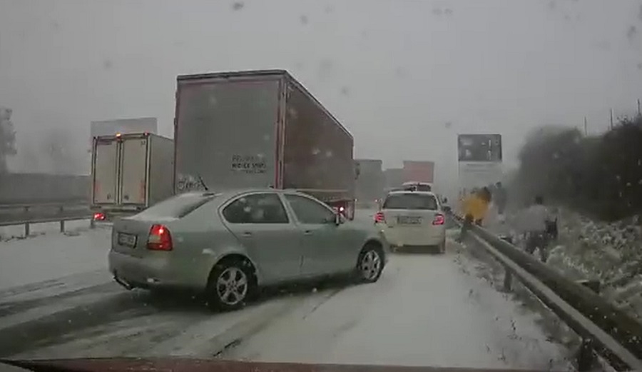 OVO VAS NEĆE NAUČITI U AUTO ŠKOLI, A STRAŠNO JE! Zašto svi izlaze iz kola i po snijegu preskaču bankinu? (VIDEO)