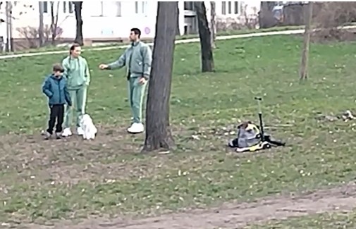 NOVAK ĐOKOVIĆ UŽIVA SA PORODICOM NA KALEMEGDANU Teniser pokazao Stefanu "neobičan sport", uživaju u parku kao sav normalan svijet (VIDEO)