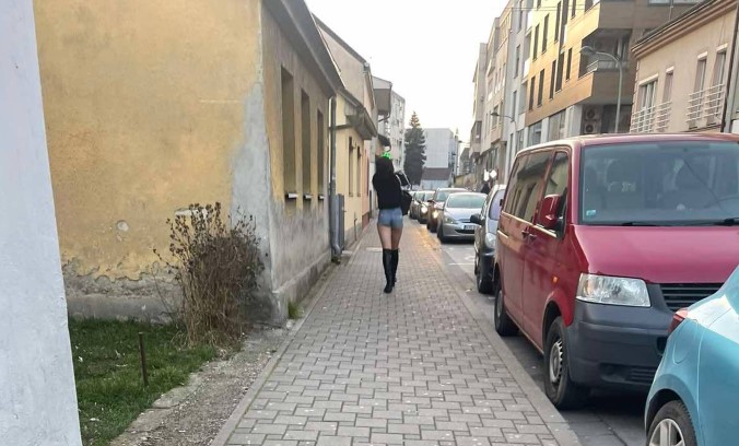 TEMPERATURA U MINUSU, A ONA GORI Djevojka prošetala šorc koji jedva pokriva gu*u, šokirani prolaznici se ježili dok je gledaju (FOTO)