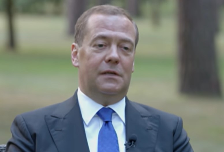 MEDVEDEV O OBRAĆANJU BAJDENA RUSKOM NARODU Ko je taj čudni deda izgubljenog pogleda?