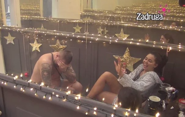 JANJUŠ DJEVOJKAMA PREDLOŽIO TROJKU, ONE SE SLATKO KIKOĆU: „Vi sa strane, ja u sredini; Iste ste građe, baš kako volim!" (VIDEO)