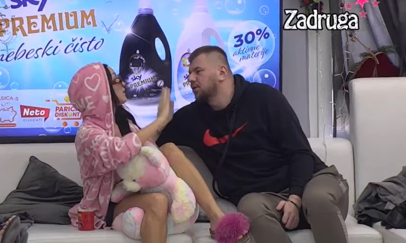 "DAJ DA TE POLJUBIM U TU DONJU USNU!" Janjuš bio dvosmislen prema Slađi, nije skidao ruke sa nje! ( VIDEO)