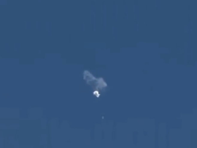 AMERIKANCI OBORILI KINESKI BALON Vojska ga srušila iznad Južne Karoline, pogledajte snimak pada (VIDEO)