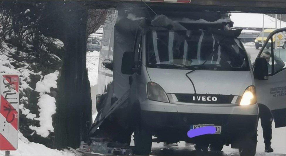 NEZGODA U BANJALUCI Kombijem udario u željeznički nadvožnjak