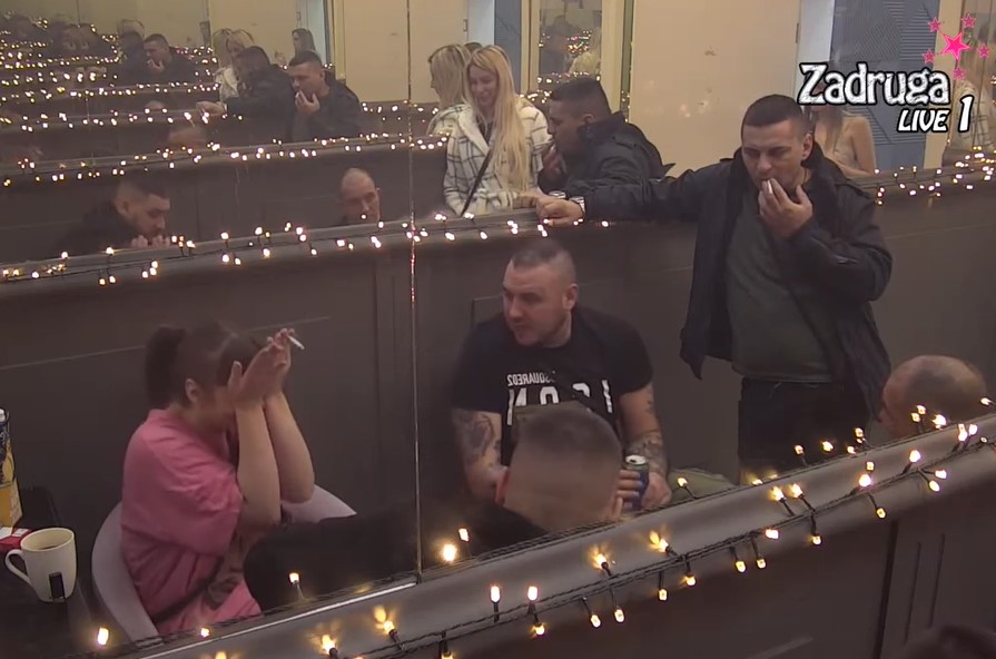 PONAŠAŠ SE KAO NAJVEĆE KU*VA Muškarci očitali Miljani bukvicu zbog poljupca sa Bilalom, ona počela da plače (VIDEO)