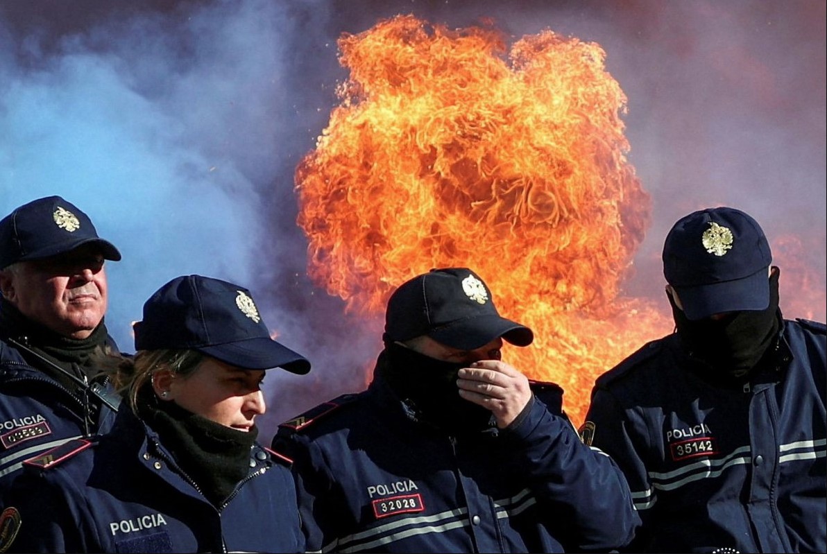 HAOS NA PROTESTU U ALBANIJI Demonstranti bacali Molotovljeve koktele: Opozicija traži ostavku Edija Rame (FOTO)