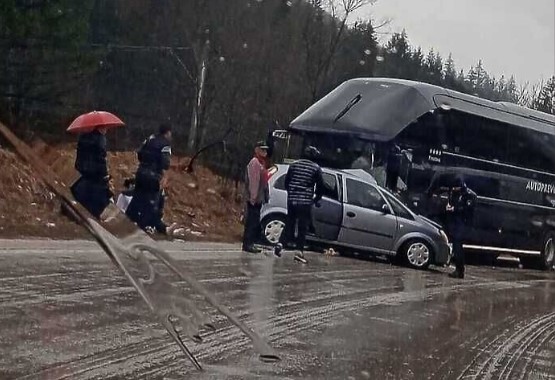 NIJE BILA DOVOLJNO SNAŽNA! Preminula i beba povrijeđena u sudaru automobila i autobusa u Čevljanovićima