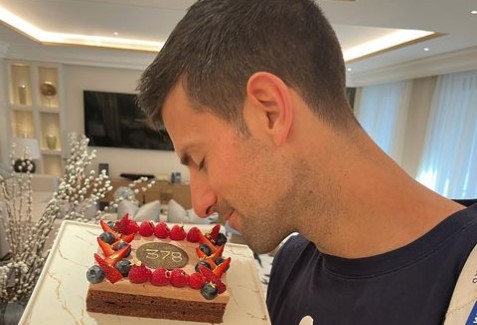 NOVAK SLAVI ISTORIJSKI USPJEH Za poseban dan dobio tortu sa brojem 378, a evo kakvi su komentari (FOTO)