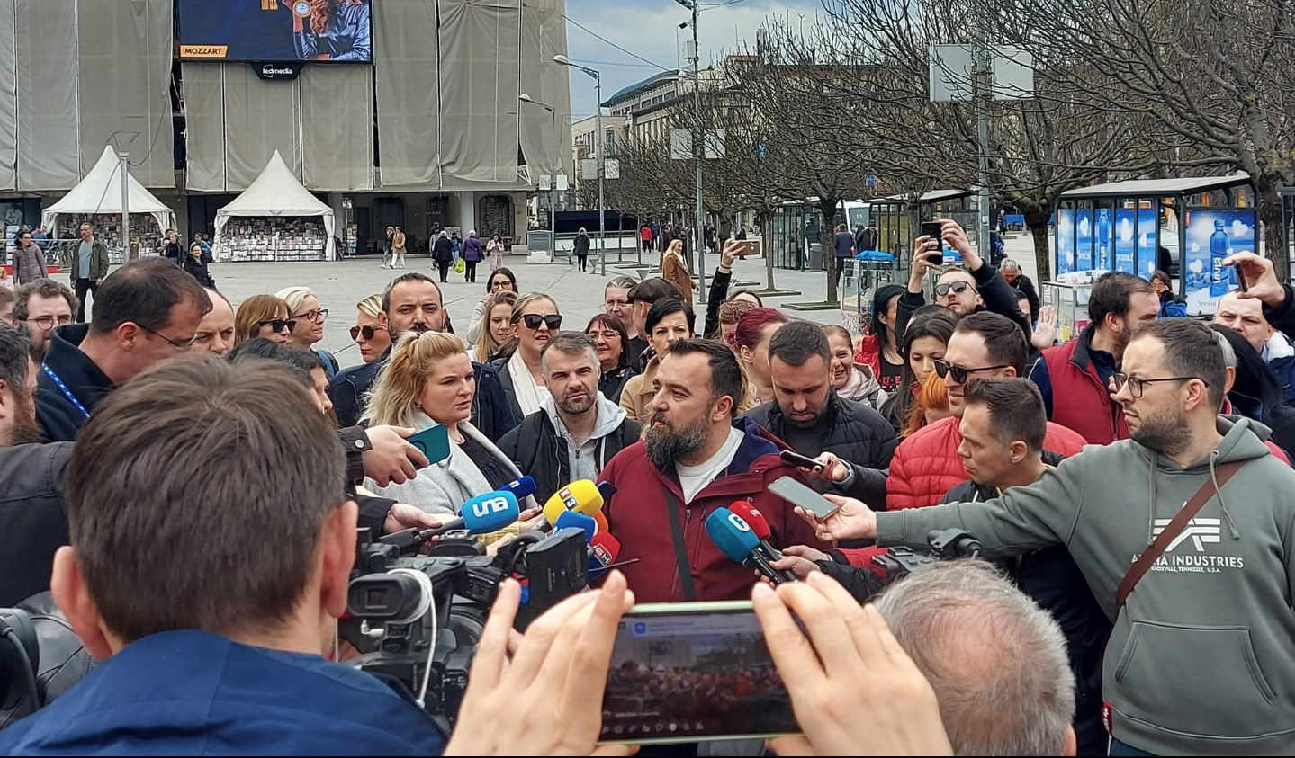 PODRŠKA NOVINARU NIKOLI MORAČI Veliki broj kolega prošetao od Trga Krajine do Policijske uprave Banjaluka (FOTO)